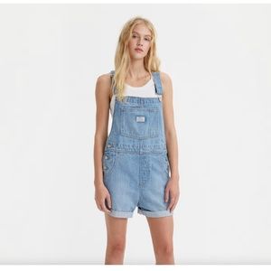 Vintage Levi overalls shorts women’s size S